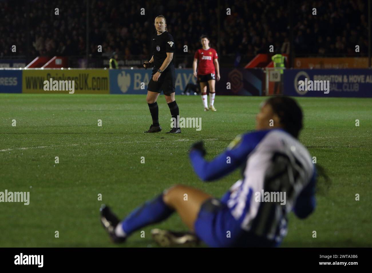 Madison Haley fa appello all'arbitro Lisa Benn Brighton & Hove Albion contro Manchester United Women Adobe Women's fa Cup Broadfield Stadium, Crawley Town FC Foto Stock