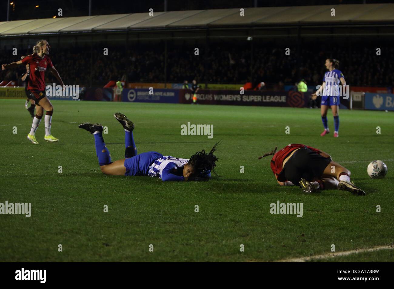 Madison Haley e Maya le Tissier Brighton & Hove Albion Women vs Manchester United Women Adobe Women's fa Cup al Broadfield Stadium, Crawley Town FC Foto Stock