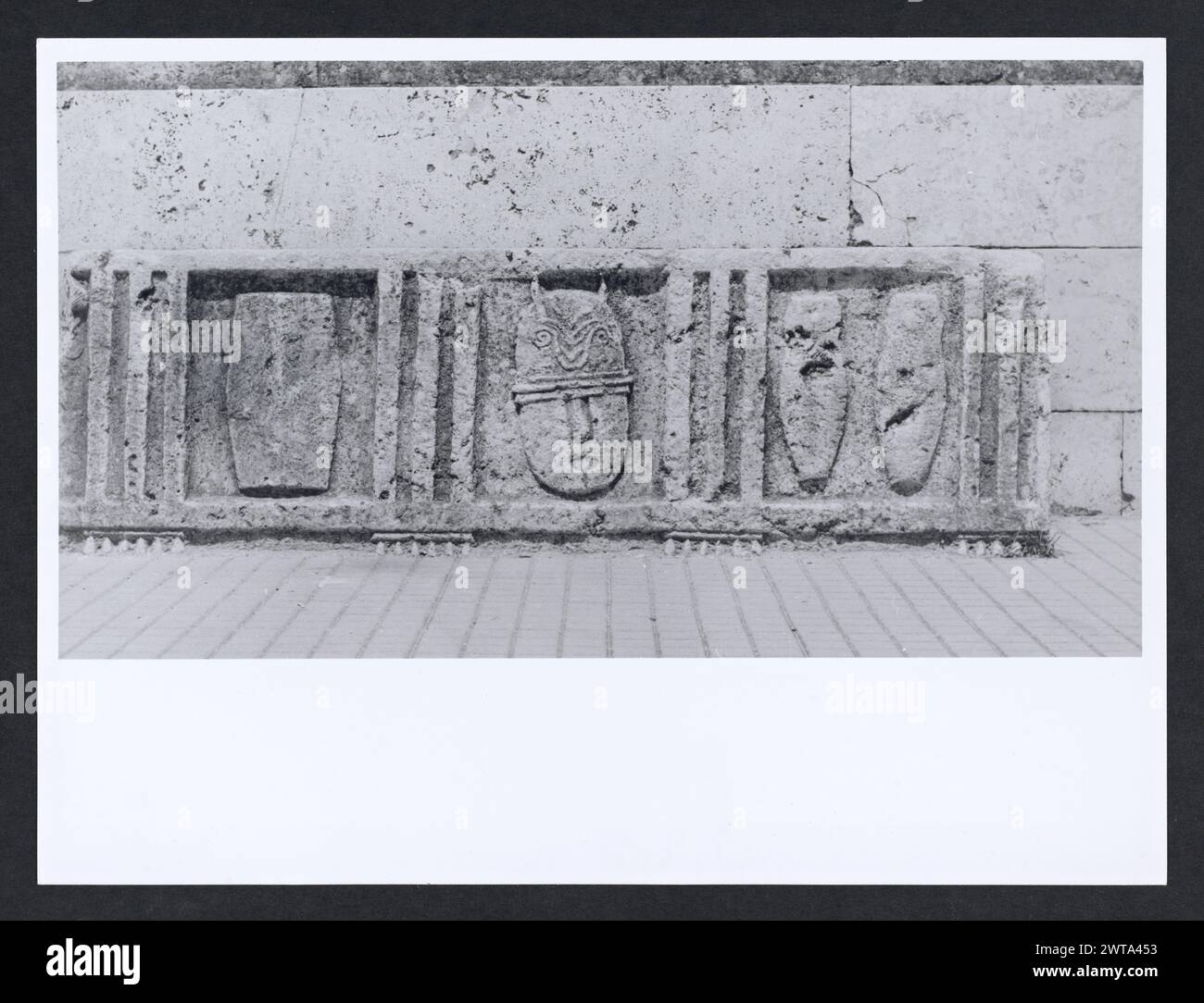 Lazio Frosinone Sora S. Restituta. Hutzel, Max 1960-1990 Medieval: Scultura architettonica. La decorazione che circonda i tre portali principali e alcuni altri frammenti di scultura architettonica rimangono dalla chiesa romanica. Post-medievale: Architettura. La chiesa fu ricostruita in stile romanico dopo un terremoto del 1915. Note sull'oggetto: 1 Stampa senza negativo. Il fotografo e studioso tedesco Max Hutzel (1911-1988) fotografò in Italia dai primi anni '1960 fino alla sua morte. Il risultato di questo progetto, citato da Hutzel come foto Arte minore, è un'accurata documentazione di arte hi Foto Stock