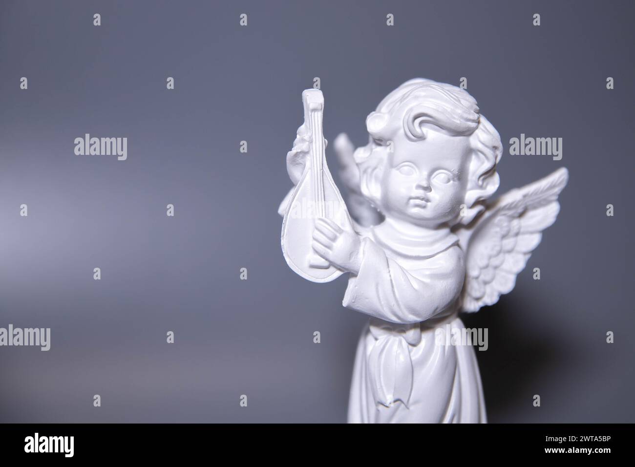 Statua in marmo di un bellissimo angelo isolato sul bianco con percorso di ritaglio. Foto Stock