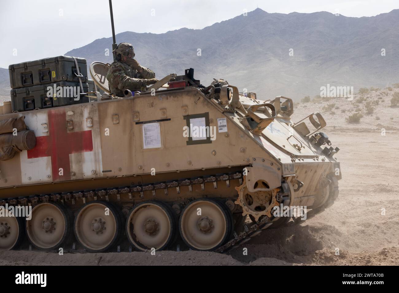 I soldati dell'esercito degli Stati Uniti assegnati alla 1st Infantry Division consegnano pazienti simulati in un vettore di personale corazzato M113 per il triage durante la sperimentazione in corso di nuove capacità mediche durante il progetto Convergence – Capstone 4 a Fort Irwin, California, 14 marzo 2024. Gli esperimenti apportano nuove tecnologie in grado di condurre cure iniziali ai pazienti in arrivo e di fornire una gestione avanzata dei traumi e un intervento chirurgico in un ambiente operativo. (SPC. Hunter Grice) Foto Stock