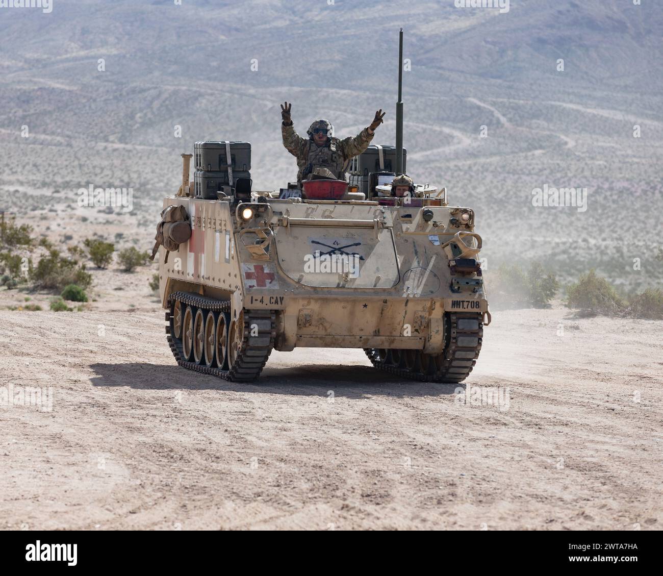 I soldati dell'esercito degli Stati Uniti assegnati alla 1st Infantry Division consegnano pazienti simulati in un vettore di personale corazzato M113 per il triage durante la sperimentazione in corso di nuove capacità mediche durante il progetto Convergence - Capstone 4 a Fort Irwin, California, 14 marzo 2024. Gli esperimenti apportano nuove tecnologie in grado di condurre cure iniziali ai pazienti in arrivo e di fornire una gestione avanzata dei traumi e un intervento chirurgico in un ambiente operativo. PC-C4 è un esperimento congiunto e multinazionale ospitato dall'esercito statunitense che integra capacità e formazioni di modernizzazione attraverso sperimentazioni persistenti Foto Stock