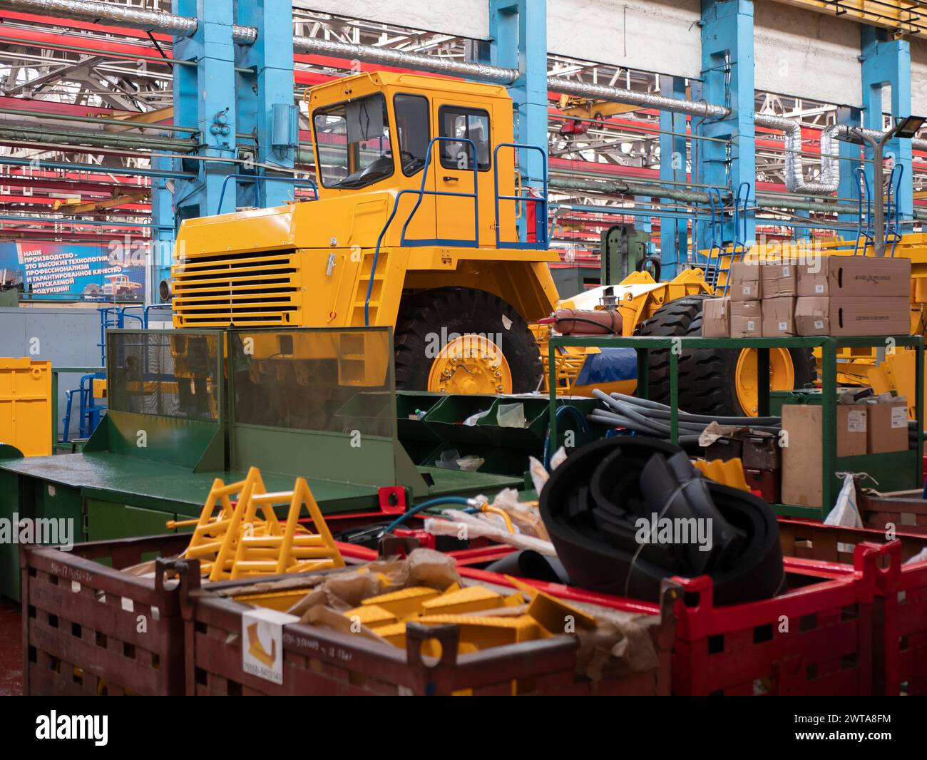 Minsk, Bielorussia - 24 settembre 2022: Una delle officine BELAZ per la produzione di dumper Foto Stock