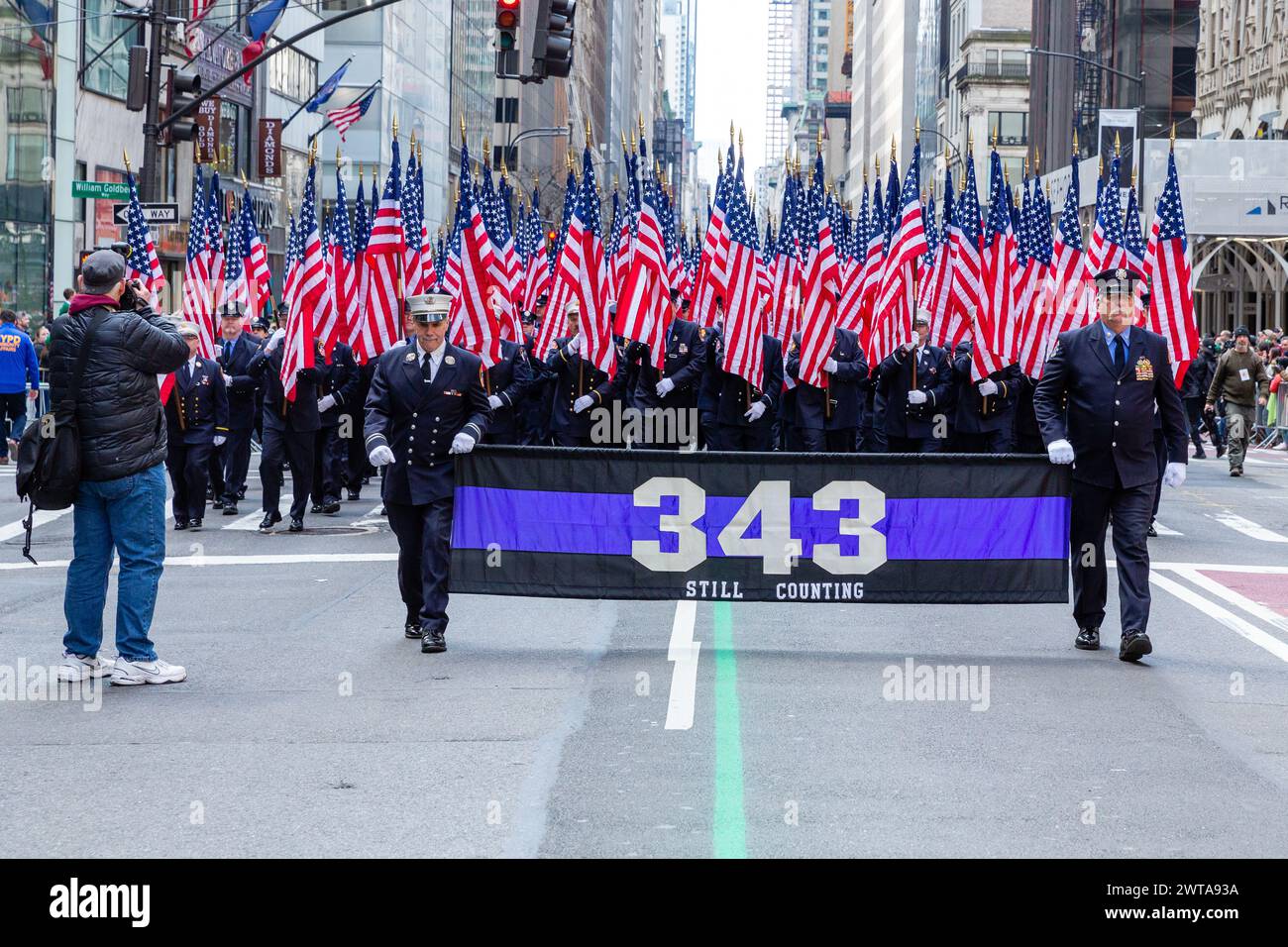 New York, New York, Stati Uniti. 16 marzo 2024. Contingenti irlandesi-americani hanno preso il via dalla St. Di New York Patrick's Day Parade con le melodie di numerose bande di pipe e applaudito da schiere di spettatori, molti addobbati di verde. La 343 Honor Company, con portabandiera che portavano una bandiera per ciascuno dei 343 vigili del fuoco che morirono nelle Torri Gemelle il 1 settembre 2001. Crediti: Ed Lefkowicz/Alamy Live News Foto Stock