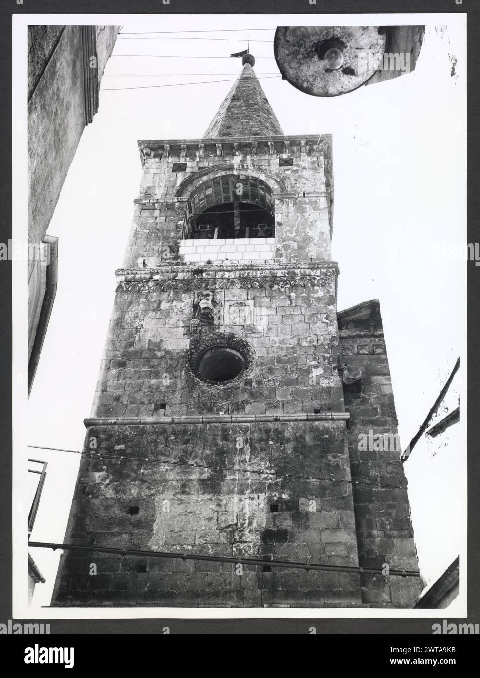 Abruzzo Pescara Caramanico Terme S. Maria Maggiore8. Hutzel, Max 1960-1990 Post-medioevale: Architettura e scultura architettonica del XV secolo, compresi capitelli, cornice e portale d'ingresso; scultura del XIV secolo di stili e origini differenti montata su colonne all'esterno della chiesa Max Hutzel (1911-1988) fotografato in Italia dai primi anni '1960 fino alla sua morte. Il risultato di questo progetto, citato da Hutzel come foto Arte minore, è un'accurata documentazione dello sviluppo storico dell'arte in Italia fino al XVIII secolo, incluso Foto Stock