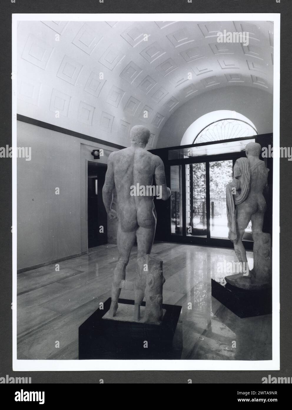 Abruzzo Chieti Chieti Museo Nazionale di Antichita2. Hutzel, Max 1960-1990 Vista esterna di parte dell'ex Villa Frigeri, che insieme ad un vicino palazzo, ospita il Museo Nazionale di Antichita. Viste anche dei giardini, della fontana (XVII secolo) e degli interni restaurati. Il cosiddetto "Guerriero di Capestrano" (V secolo a.C.) si trova nella collezione di antichità sotto uomini, giovani, Guerrieri--pietra--Etruschi, Italiani. Le vedute di Hutzel includono statue, monumenti funerari, busti ritratti e mosaici, molti dei quali sono stati scavati da Alba Fucens. Hutzel ha prestato particolare attenzione a t Foto Stock