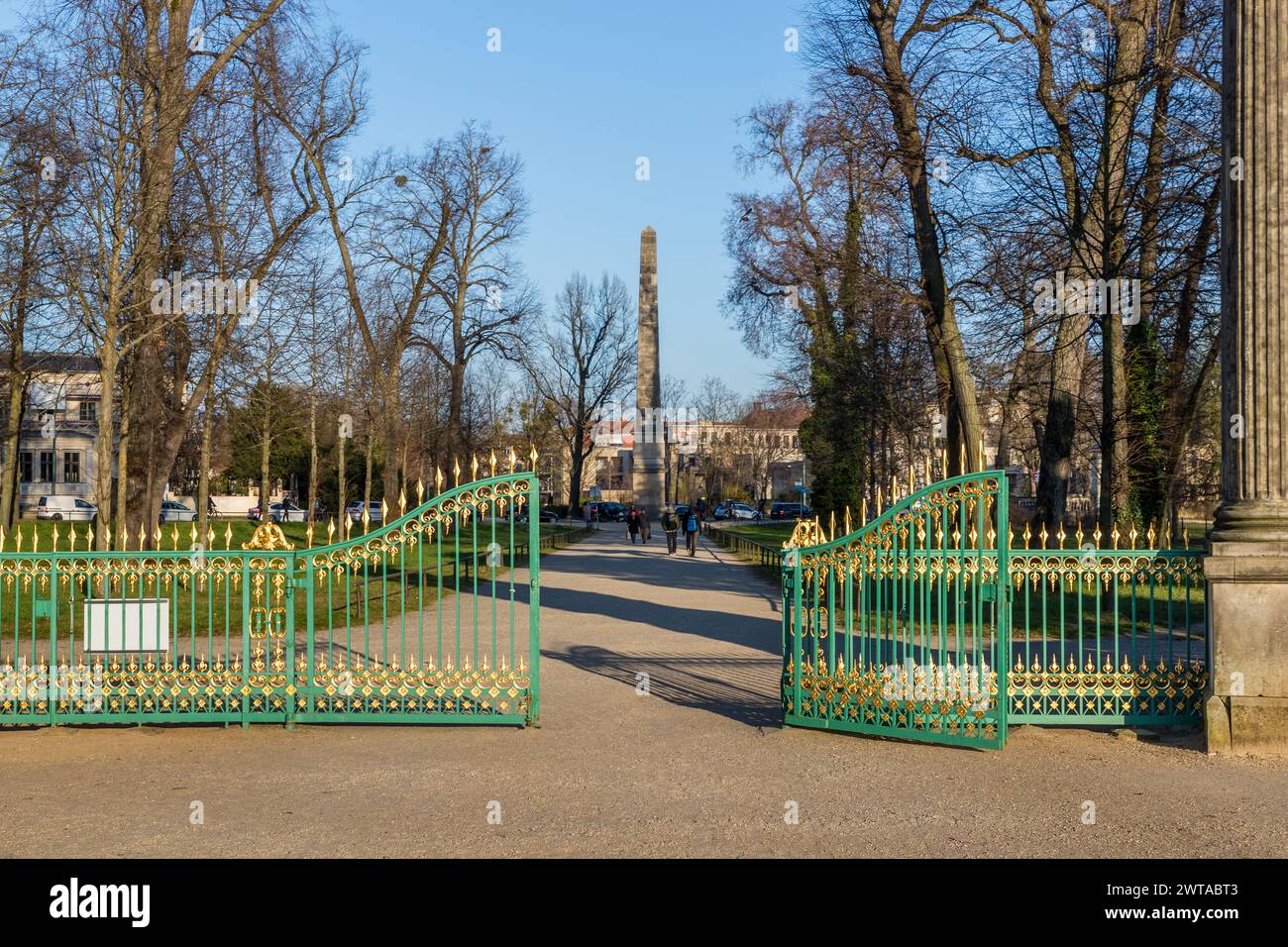 Portale obelisco con porta di ferro dorato, Potsdam, Brandeburgo, Brandeburgo, Germania Foto Stock