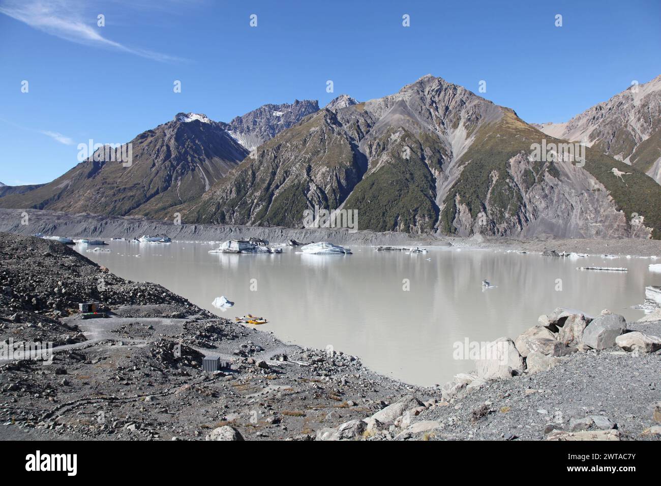 Il lago Tasman si trova presso il terminal del ghiacciaio Tasman in nuova Zelanda. È possibile navigare fino a questo lago per vedere gli iceberg formati dal ghiacciaio. Foto Stock