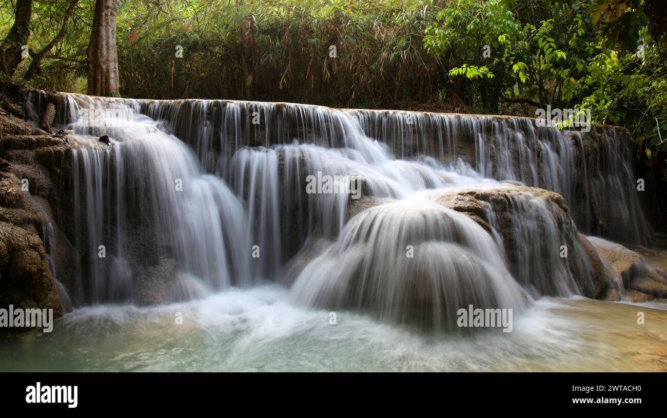 Una piccola cascata alle cascate di Kuang si fuori Luang Prabang. Queste cascate e cascate sono un luogo popolare per turisti e gente del posto da visitare Foto Stock