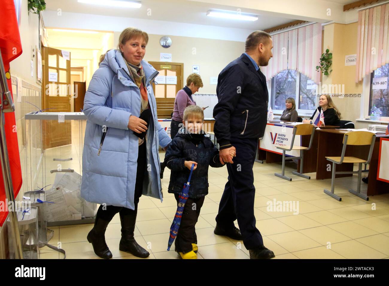 San Pietroburgo, Russia. 16 marzo 2024. Una famiglia gioiosa visita una stazione elettorale per esprimere il proprio voto durante le elezioni presidenziali russe. Le elezioni presidenziali in Russia del 2024 si terranno dal 15 al 17 marzo. L'elettorato avrà quattro candidati presidenziali da considerare: Leonid Slutsky del Partito Liberale Democratico di Russia (LDPR), Nikolai Kharitonov del Partito Comunista della Federazione Russa, Vladislav Davankov del nuovo Partito Popolare e il presidente in carica, che corre come indipendente, Vladimir Putin. Credito: SOPA Images Limited/Alamy Live News Foto Stock