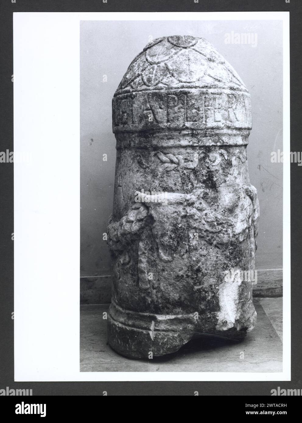 Abruzzo Chieti Chieti Museo Nazionale di Antichita5. Hutzel, Max 1960-1990 Vista esterna di parte dell'ex Villa Frigeri, che insieme ad un vicino palazzo, ospita il Museo Nazionale di Antichita. Viste anche dei giardini, della fontana (XVII secolo) e degli interni restaurati. Il cosiddetto "Guerriero di Capestrano" (V secolo a.C.) si trova nella collezione di antichità sotto uomini, giovani, Guerrieri--pietra--Etruschi, Italiani. Le vedute di Hutzel includono statue, monumenti funerari, busti ritratti e mosaici, molti dei quali sono stati scavati da Alba Fucens. Hutzel ha prestato particolare attenzione a t Foto Stock