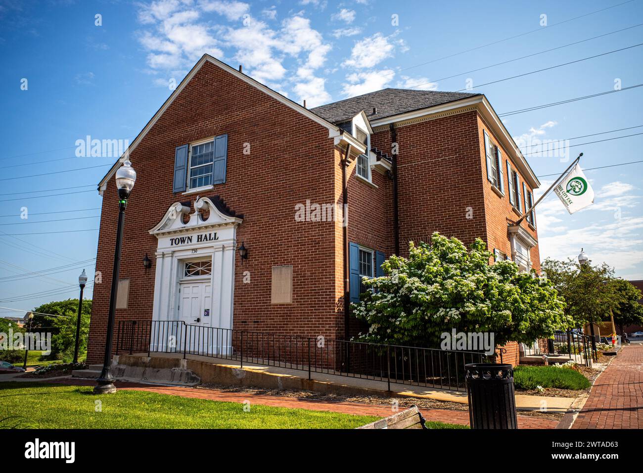 Sotto un cielo blu sereno, ammira la vista laterale di Herndon, il municipio della Virginia, che incarna il fascino e l'orgoglio civico della città. Foto Stock