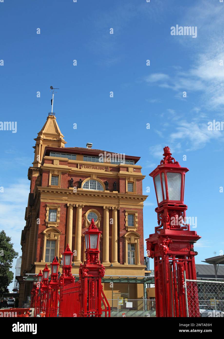 Edificio del terminal dei traghetti ad Auckland, nuova Zelanda. Auckland è la città più grande della nuova Zelanda ed è rinomata per la sua posizione sul mare e i collegamenti con boa Foto Stock