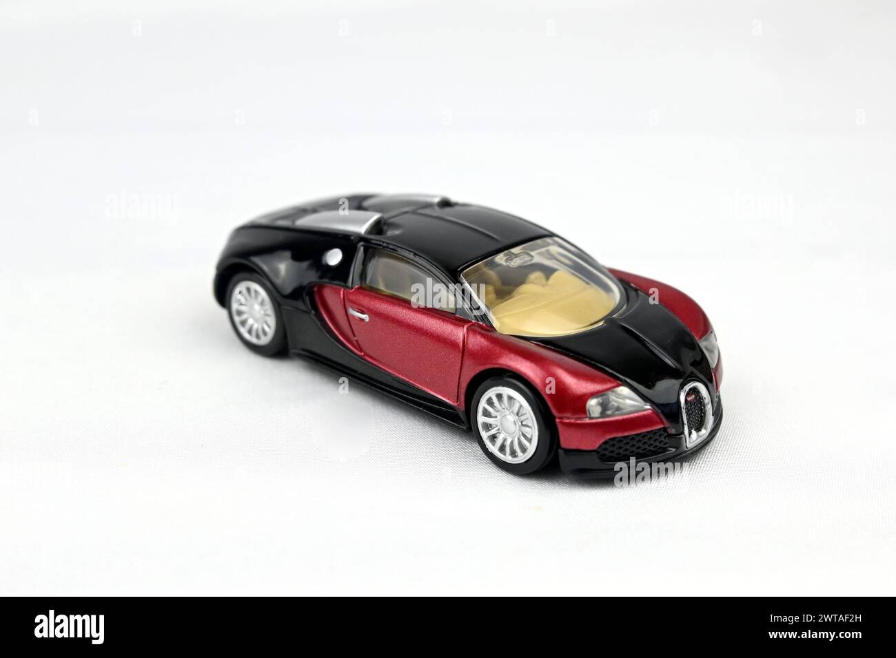 BUGATTI VEYRON di Takara Tomy Tomica. Modello Premium Diecast Car - Galles, Regno Unito - 12 marzo 2024 Foto Stock