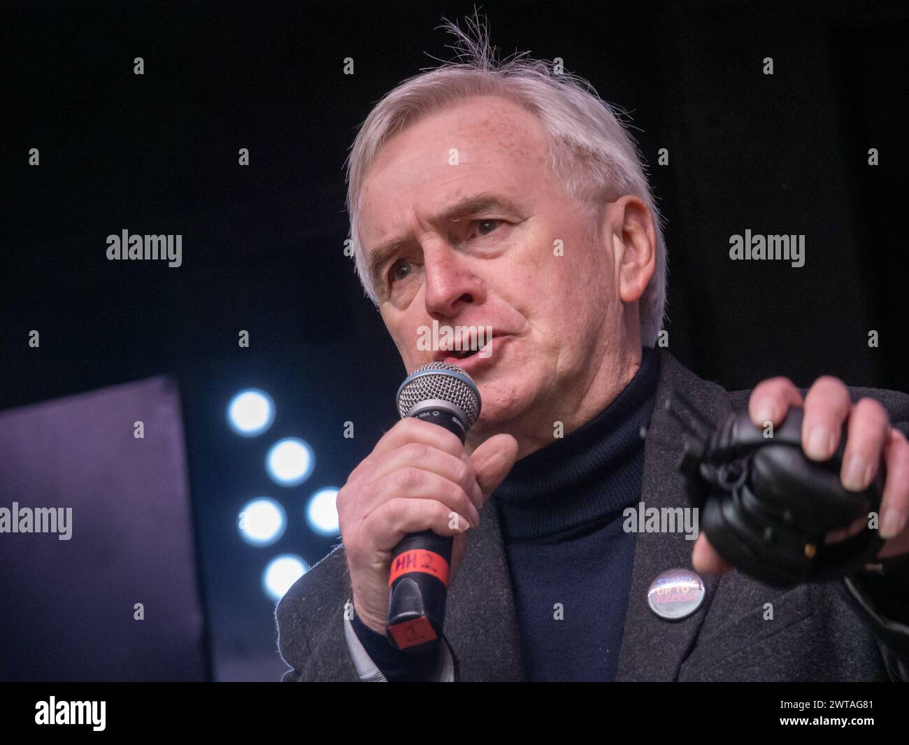 Londra, Regno Unito. 16 marzo 2024. John McDonnell, deputato. Gli oratori della manifestazione della giornata antirazzista delle Nazioni Unite del Ministero degli interni hanno invitato tutti a unirsi per opporsi alla crescente retorica e politica del governo contro i migranti, i musulmani e i sostenitori dei diritti palestinesi, contro la crescente destra antisemita, razzista e xenofoba. Essi furono sconvolti dai tentativi di Gove, Sunak e Braverman di fermare la protesta e la libertà di parola e chiesero al Partito Laburista di mostrare sostegno e reintegrare immediatamente Diane Abbott. Peter Marshall/Alamy Live News Foto Stock