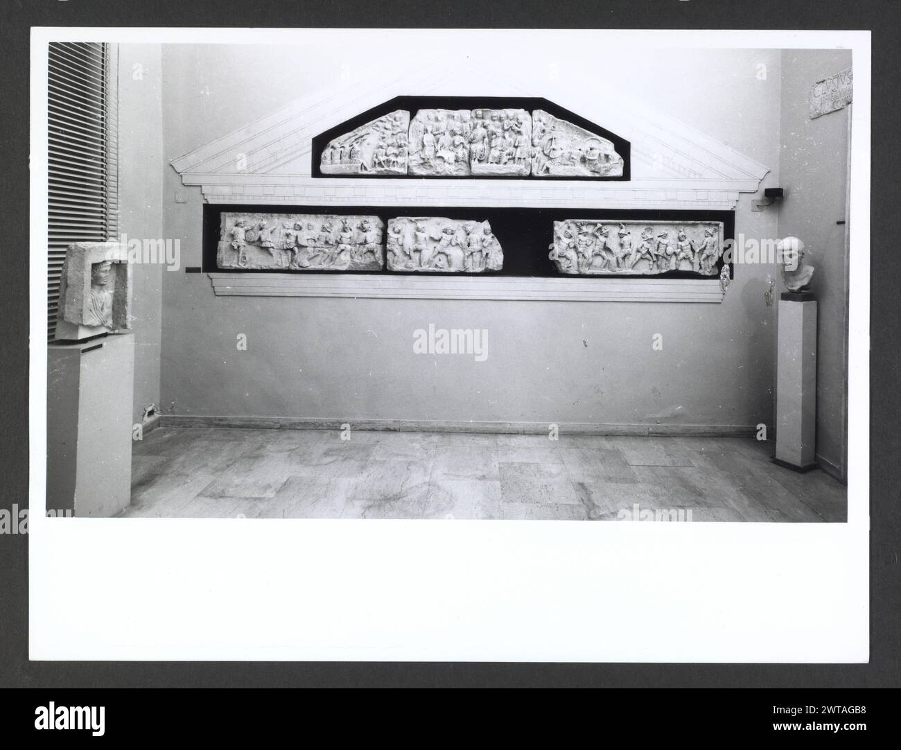 Abruzzo Chieti Chieti Museo Nazionale di Antichita7. Hutzel, Max 1960-1990 Vista esterna di parte dell'ex Villa Frigeri, che insieme ad un vicino palazzo, ospita il Museo Nazionale di Antichita. Viste anche dei giardini, della fontana (XVII secolo) e degli interni restaurati. Il cosiddetto "Guerriero di Capestrano" (V secolo a.C.) si trova nella collezione di antichità sotto uomini, giovani, Guerrieri--pietra--Etruschi, Italiani. Le vedute di Hutzel includono statue, monumenti funerari, busti ritratti e mosaici, molti dei quali sono stati scavati da Alba Fucens. Hutzel ha prestato particolare attenzione a t Foto Stock