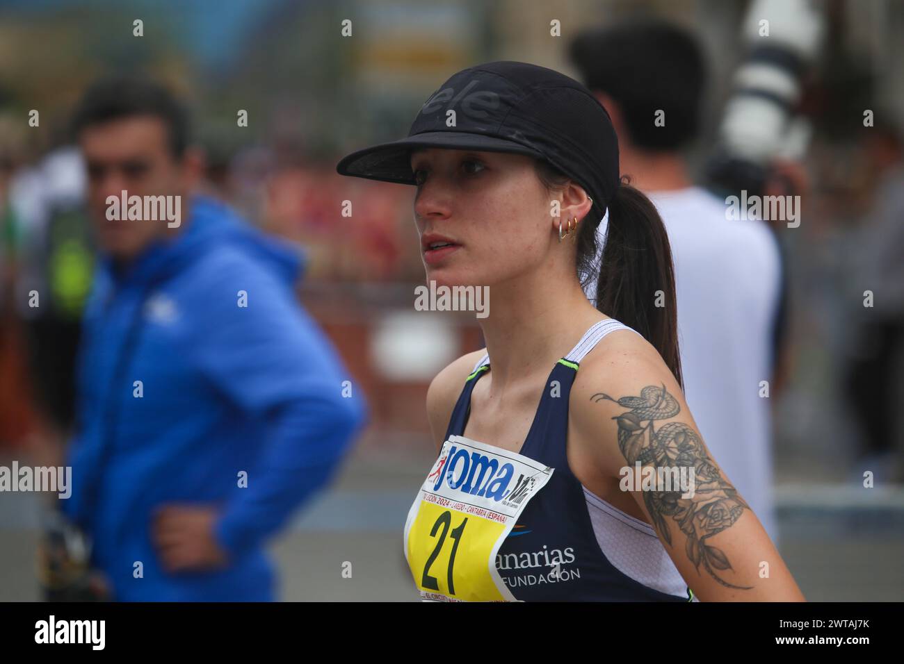 Laredo, Cantabria, Spagna. 16 marzo 2024. Laredo, Spagna, 16 marzo 2024: L'atleta spagnola Laura RodrÃ-guez (21) prima della gara durante i 10 chilometri di Laredo, il 16 marzo 2024, a Laredo, Spagna. (Credit Image: © Alberto Brevers/Pacific Press via ZUMA Press Wire) SOLO PER USO EDITORIALE! Non per USO commerciale! Foto Stock