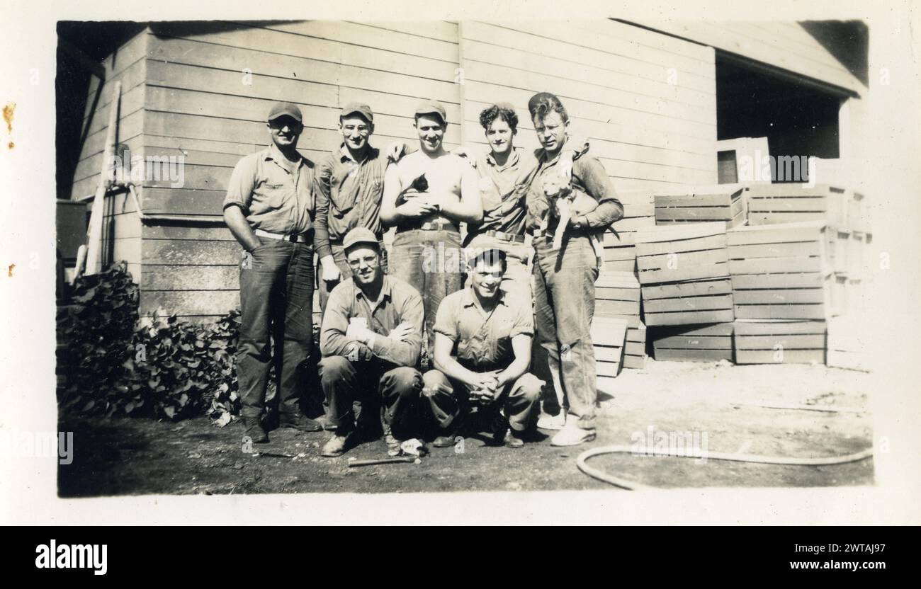 Gruppo di uomini che posa per una foto di gruppo intorno agli anni '1930 e '1940 Foto Stock