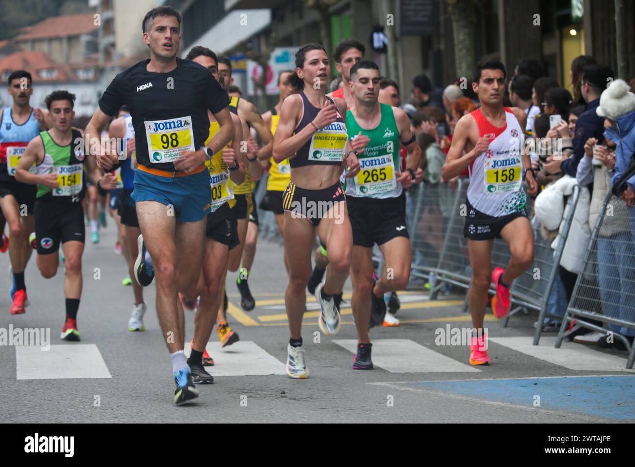 Laredo, Cantabria, Spagna. 16 marzo 2024. Laredo, Spagna, 16 marzo 2024: Atleta spagnola, Irene SÃnchez-Escribano (8) durante i 10 chilometri di Laredo, il 16 marzo 2024, a Laredo, Spagna. (Credit Image: © Alberto Brevers/Pacific Press via ZUMA Press Wire) SOLO PER USO EDITORIALE! Non per USO commerciale! Foto Stock