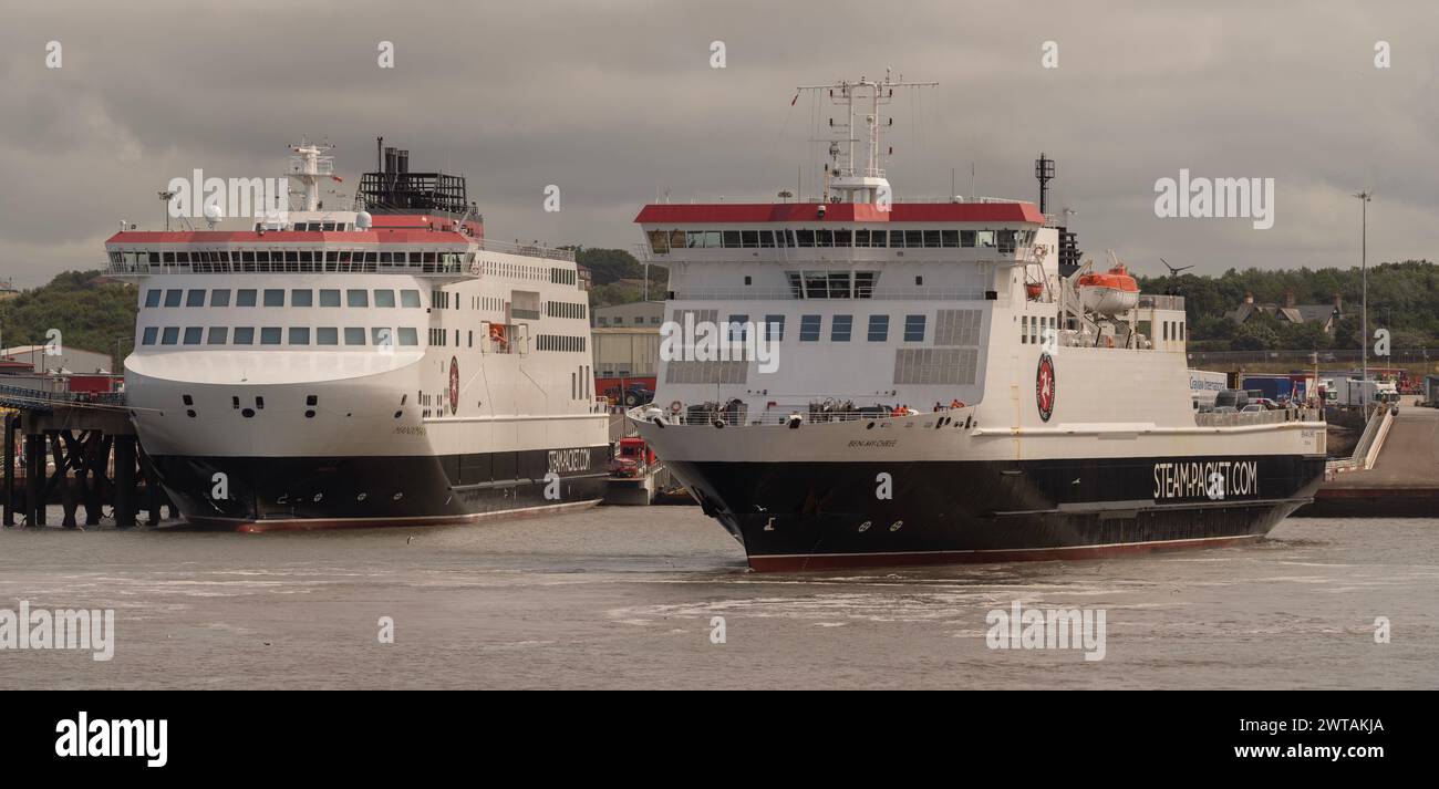 La nave Ben-My-Chree della compagnia di pacchetti a vapore dell'Isola di Man arriva al porto di Heysham, Lancashire, accanto al nuovo traghetto Manxman. Foto Stock