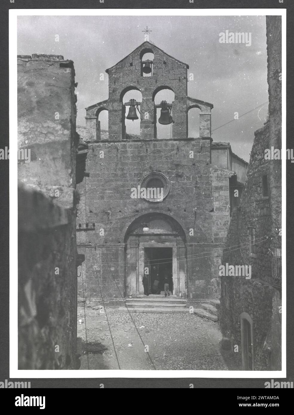 Abruzzo la chiesa parrocchiale di Castelvecchio Calvisio. Hutzel, Max 1960-1990 Medieval: Architettura. Il fotografo e studioso tedesco Max Hutzel (1911-1988) fotografò in Italia dai primi anni '1960 fino alla sua morte. Il risultato di questo progetto, citato da Hutzel come foto Arte minore, è un'accurata documentazione dello sviluppo storico dell'arte in Italia fino al XVIII secolo, che comprende oggetti degli Etruschi e dei Romani, nonché monumenti altomedievali, romanici, gotici, rinascimentali e barocchi. Le immagini sono organizzate per regione geografica in Italia, quindi per provincia, città, sito compl Foto Stock