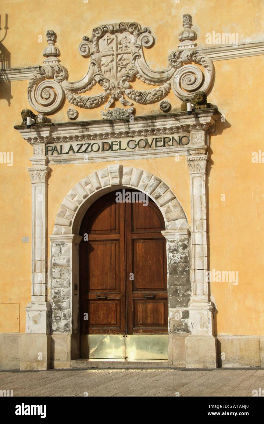 Matera, Italia. Portale della Prefettura in Piazza Vittorio Veneto. Foto Stock