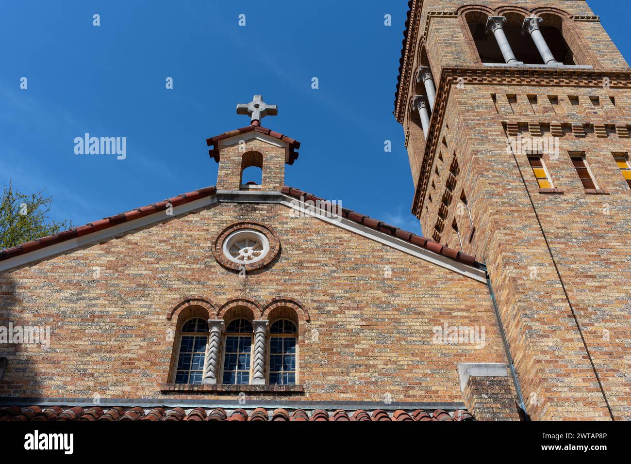 Costruita nel 1928, la prima chiesa metodista fatta di mattoni multicolori, ora una Horizon Montessori Public School, nel centro di McAllen, Hidalgo County, Texas, USA. Foto Stock