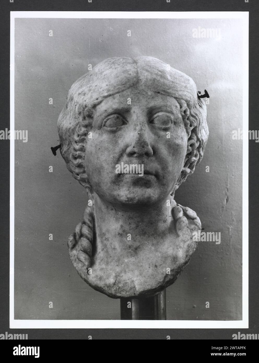 Abruzzo Chieti Chieti Museo Nazionale di Antichita6. Hutzel, Max 1960-1990 Vista esterna di parte dell'ex Villa Frigeri, che insieme ad un vicino palazzo, ospita il Museo Nazionale di Antichita. Viste anche dei giardini, della fontana (XVII secolo) e degli interni restaurati. Il cosiddetto "Guerriero di Capestrano" (V secolo a.C.) si trova nella collezione di antichità sotto uomini, giovani, Guerrieri--pietra--Etruschi, Italiani. Le vedute di Hutzel includono statue, monumenti funerari, busti ritratti e mosaici, molti dei quali sono stati scavati da Alba Fucens. Hutzel ha prestato particolare attenzione a t Foto Stock