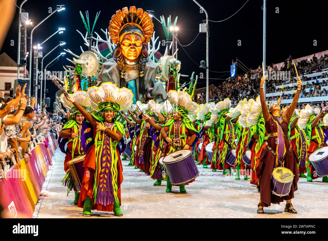 Un gruppo di tamburi e galleggiante di Carnevale nel Corsodromo presso l'annuale Carnaval del Pais, Gualeguaychu, provincia di Entre Rios, Argentina. Foto Stock