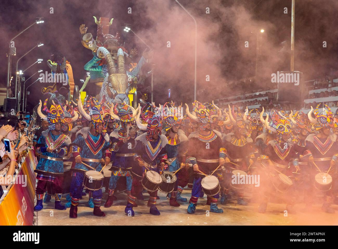 Un gruppo di tamburi e galleggiante di Carnevale nel Corsodromo presso l'annuale Carnaval del Pais, Gualeguaychu, provincia di Entre Rios, Argentina. Foto Stock
