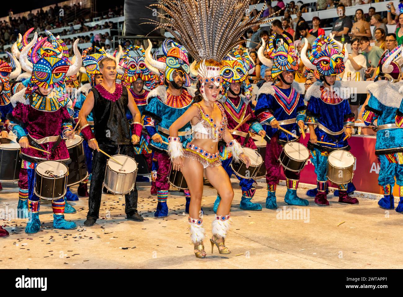 Un gruppo di danzatrici e giovani ballerine sfilata nel Corsodromo all'annuale Carnaval del Pais, Gualeguaychu, provincia di Entre Rios, Argentina. Foto Stock