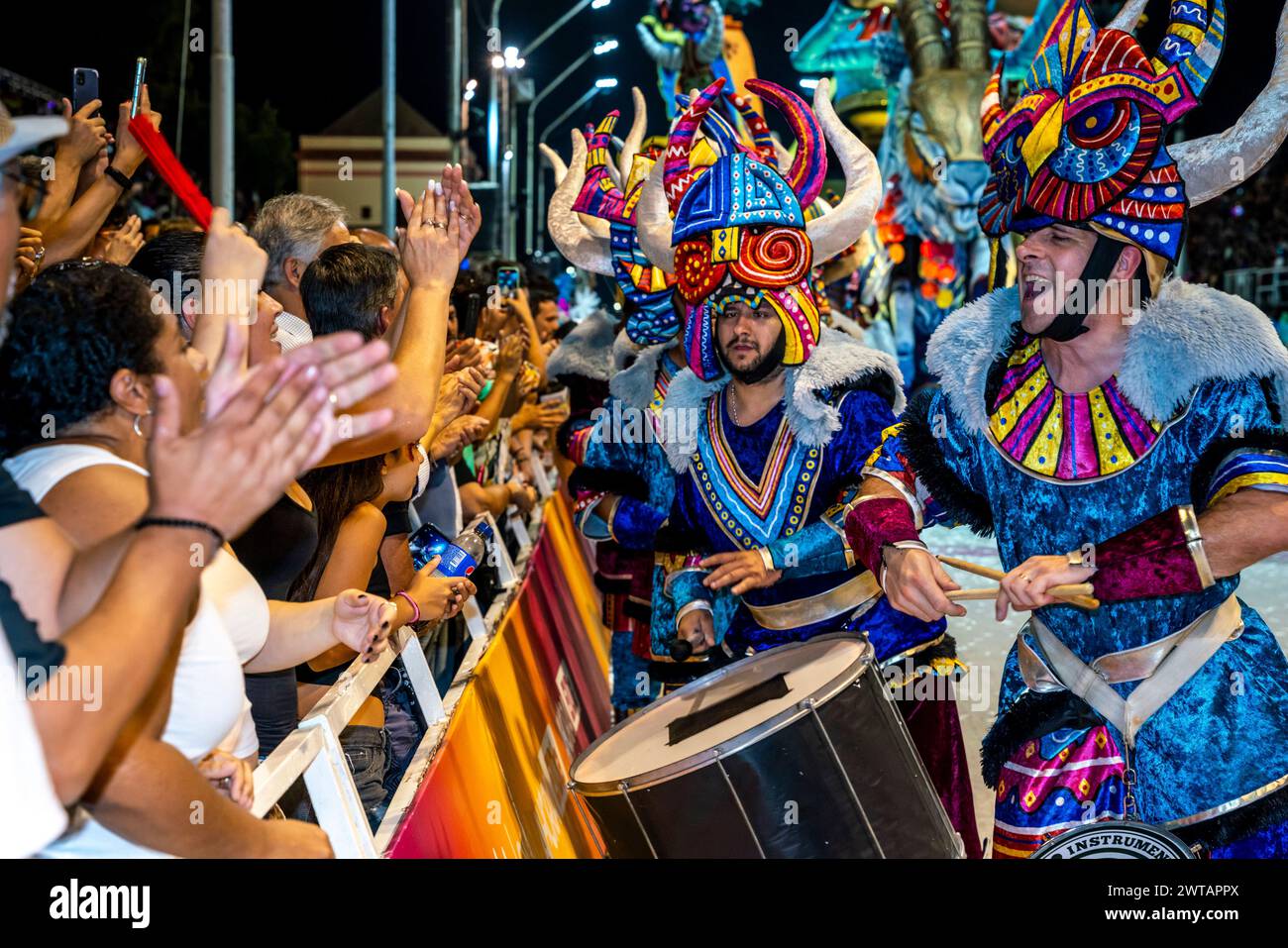 Un gruppo di tamburi gioca alla folla nel Corsodromo all'Annual Carnaval del Pais, Gualeguaychu, Entre Rios Province, Argentina. Foto Stock