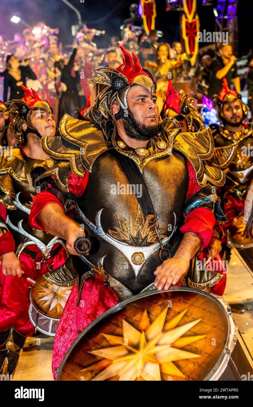 Un gruppo di Drummers Parade nel Corsodromo all'annuale Carnaval del Pais, Gualeguaychu, provincia di Entre Rios, Argentina. Foto Stock