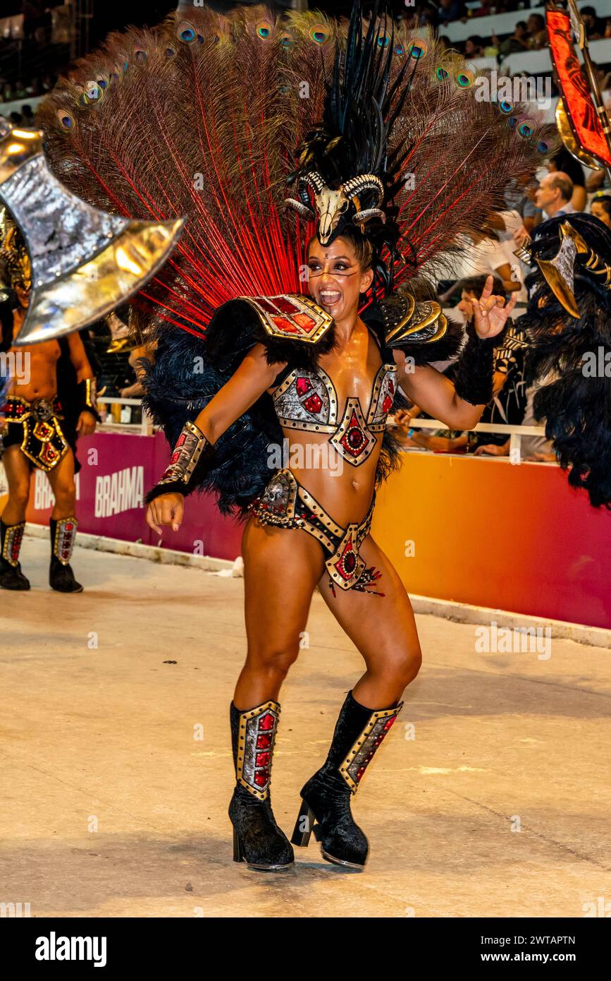 Una bella giovane donna argentina che danzava nel Corsodromo durante l'annuale Carnaval del Pais, Gualeguaychu, provincia di Entre Rios, Argentina. Foto Stock