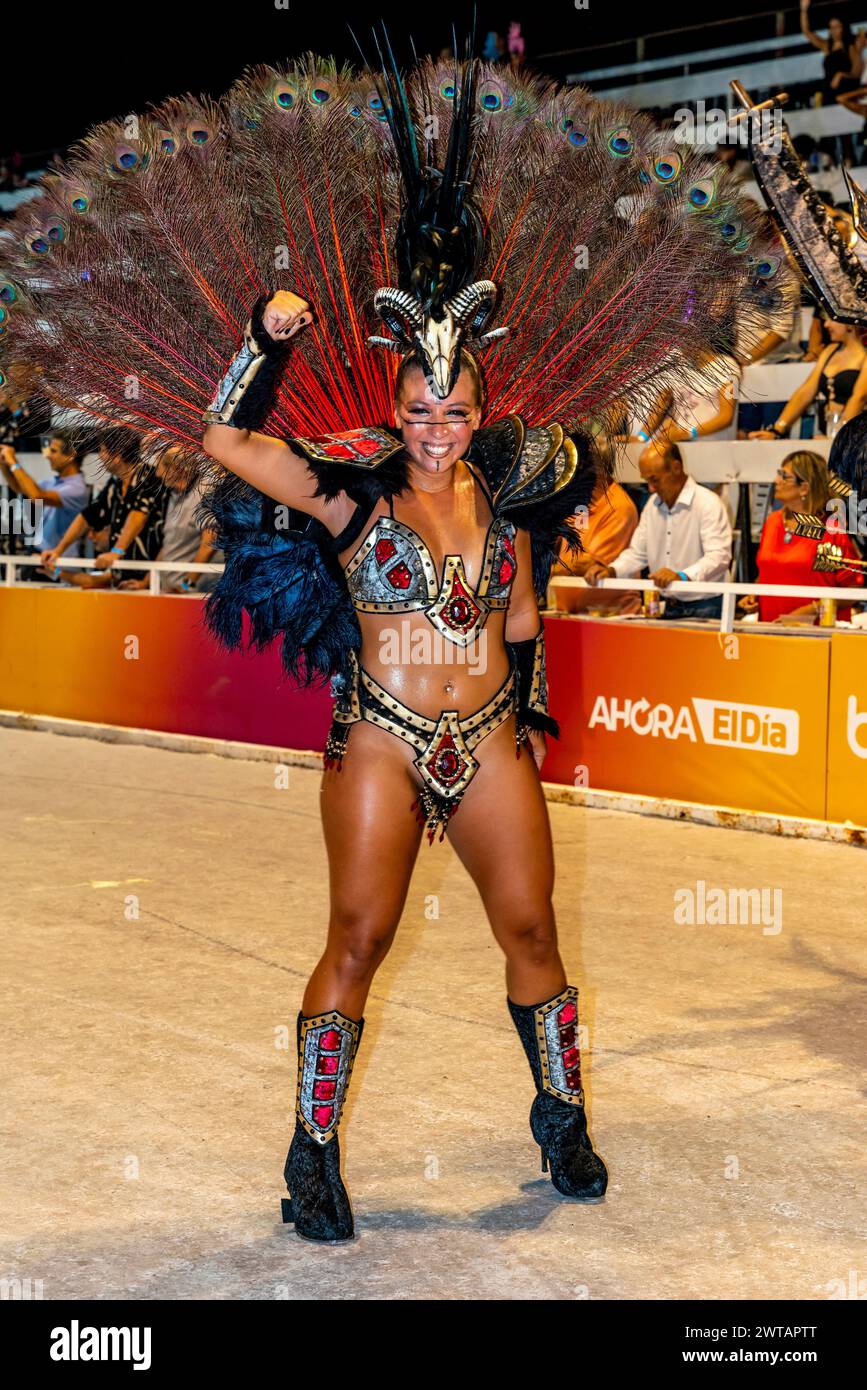 Una bella giovane donna argentina che danzava nel Corsodromo durante l'annuale Carnaval del Pais, Gualeguaychu, provincia di Entre Rios, Argentina. Foto Stock
