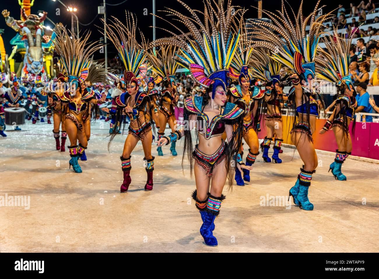 Un gruppo di belle giovani donne argentine che ballano nel Corsodromo durante l'annuale Carnaval del Pais, Gualeguaychu, provincia di Entre Rios, Argentina Foto Stock