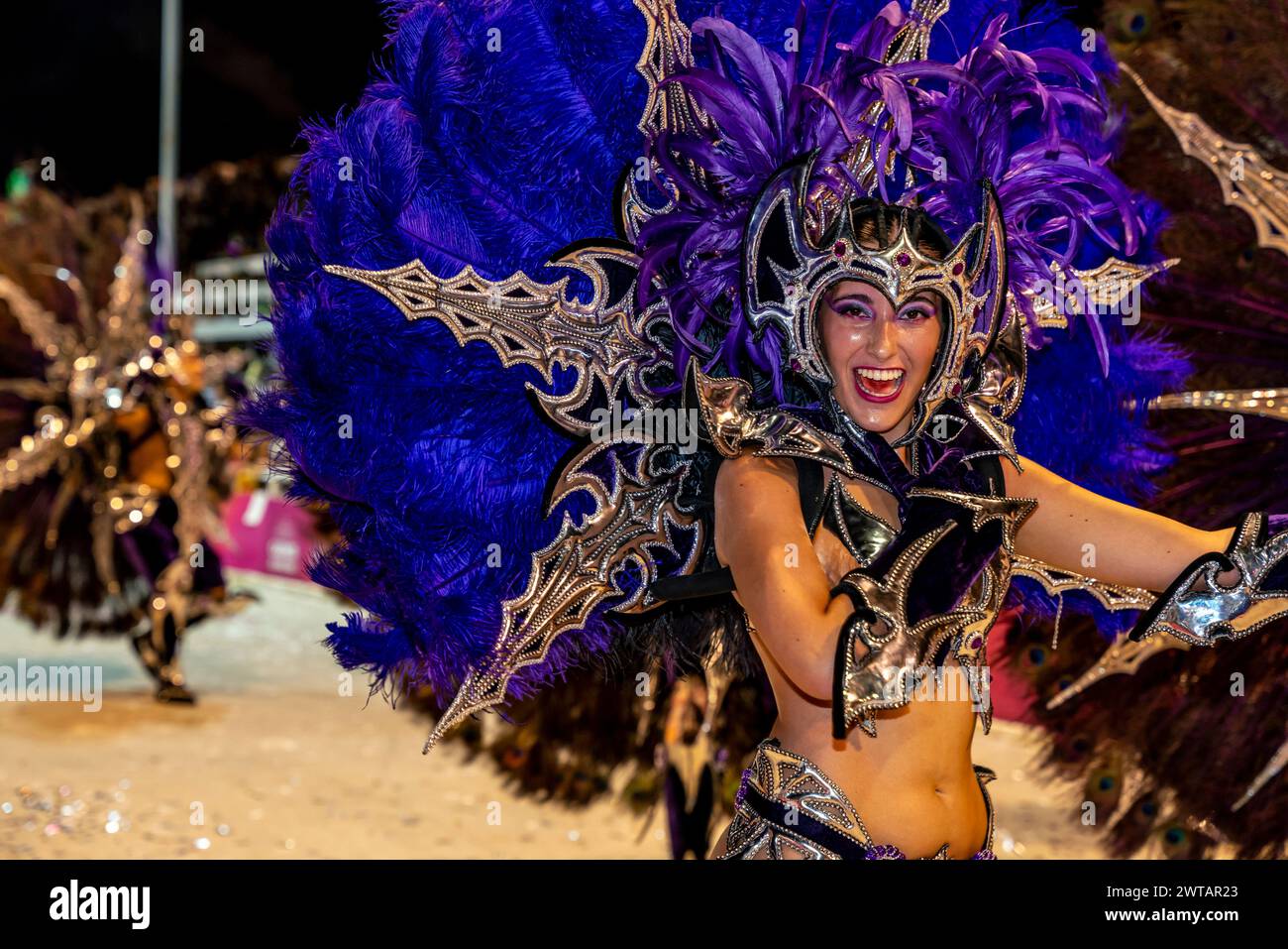 Una bella giovane donna argentina che danzava nel Corsodromo durante l'annuale Carnaval del Pais, Gualeguaychu, provincia di Entre Rios, Argentina. Foto Stock