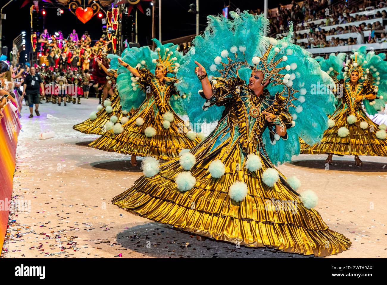 Le donne locali in costume prendono parte all'annuale Carnaval del Pais, Gualeguaychu, Entre Rios Province, Argentina. Foto Stock