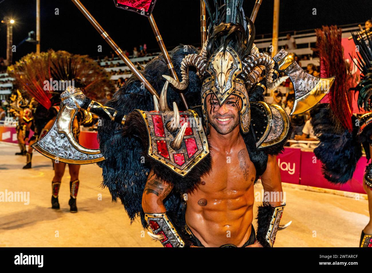 Un bell'uomo argentino in costume che danzava nel Corsodromo durante l'annuale Carnaval del Pais, Gualeguaychu, Entre Rios Province, Argen Foto Stock