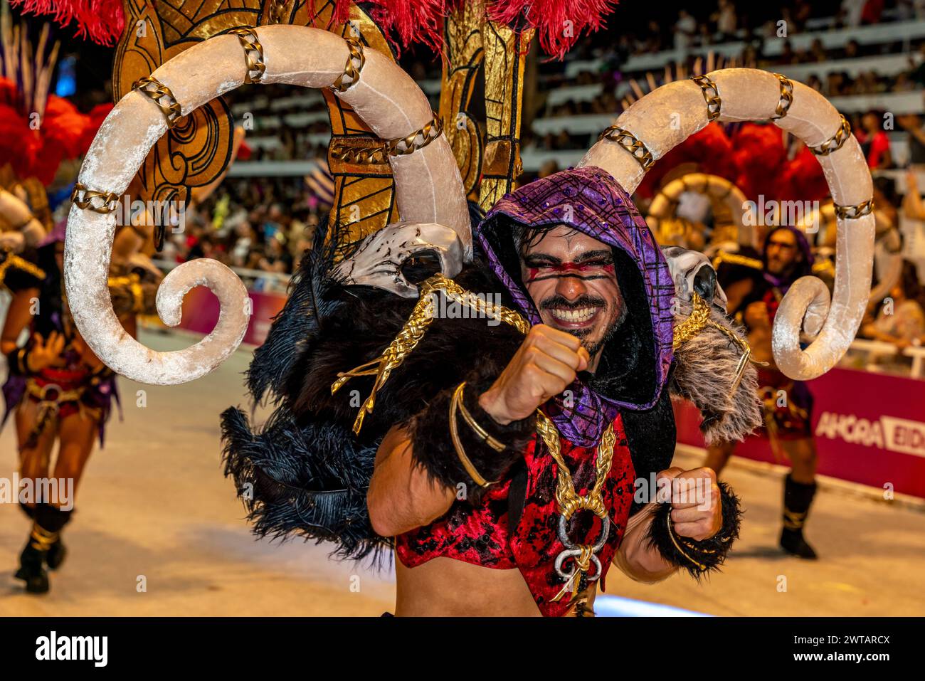 Un bell'uomo argentino in costume che danzava nel Corsodromo durante l'annuale Carnaval del Pais, Gualeguaychu, Entre Rios Province, Argen Foto Stock