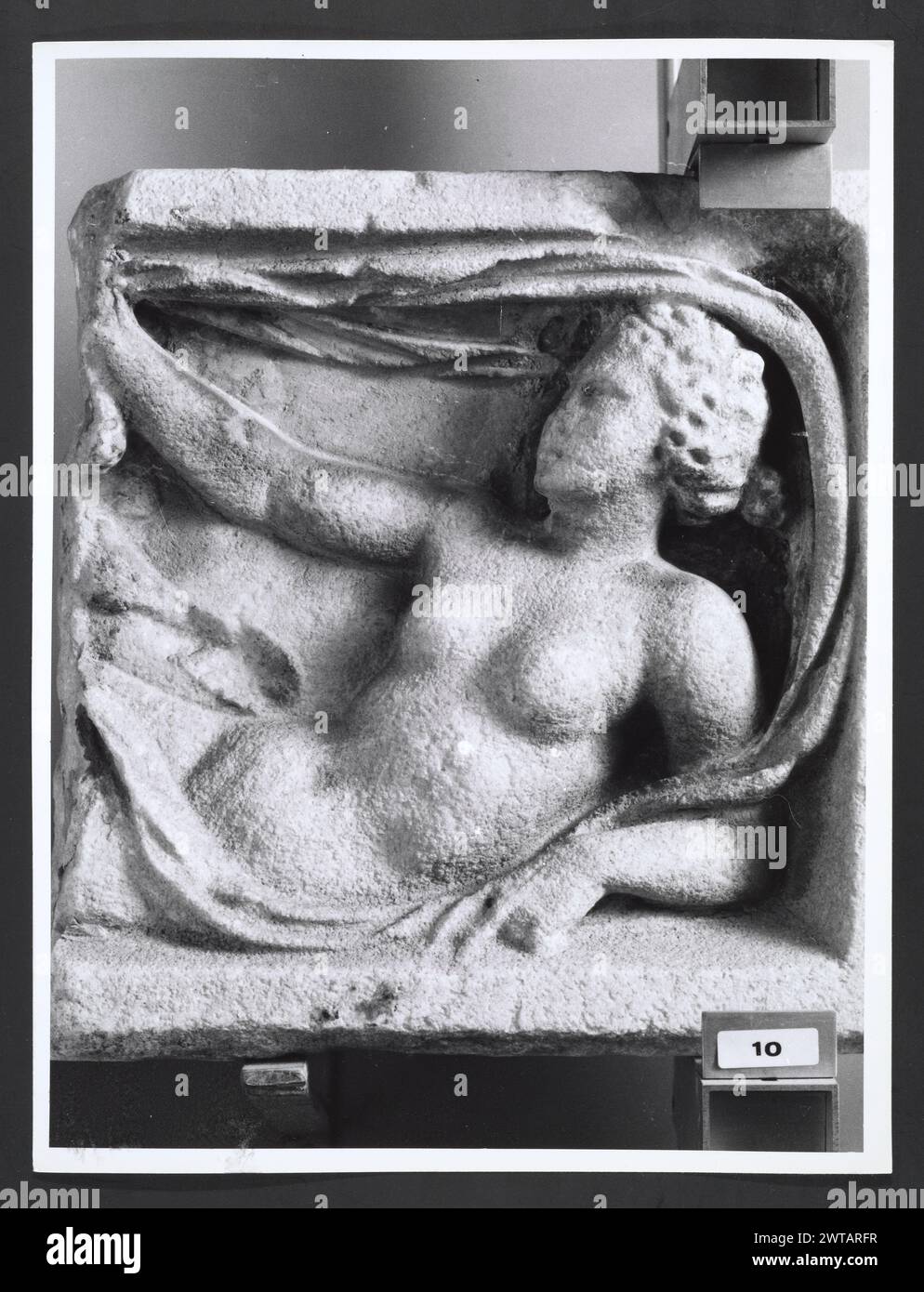 Lazio Frosinone Veroli S. Andrea Apostolo, Cattedrali 33. Hutzel, Max 1960-1990 vedute di oggetti in metallo ospitati nel Tesoro di S. Andrea Apostolo, tra cui busti, reliquiari, croci, polittico, scatole. Antichità: Scultura a rilievo; busti Note generali: Il Museo, che contiene il Tesoro, si trova nell'ultima cappella della navata destra. Tredici vedute di sculture (non metalliche) dal Museo sono stati assegnati numeri alla fine della sequenza del Tesoro, ma non ci sono negativi corrispondenti a queste stampe, né ci sono prove autorevoli che questi oggetti siano ospitati nel Museo della Cattedrale. G Foto Stock