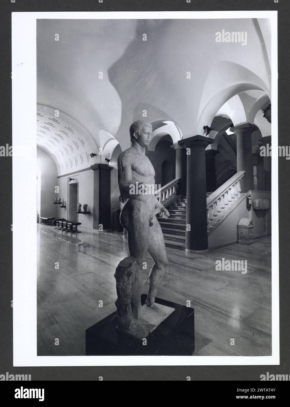 Abruzzo Chieti Chieti Museo Nazionale di Antichita5. Hutzel, Max 1960-1990 Vista esterna di parte dell'ex Villa Frigeri, che insieme ad un vicino palazzo, ospita il Museo Nazionale di Antichita. Viste anche dei giardini, della fontana (XVII secolo) e degli interni restaurati. Il cosiddetto "Guerriero di Capestrano" (V secolo a.C.) si trova nella collezione di antichità sotto uomini, giovani, Guerrieri--pietra--Etruschi, Italiani. Le vedute di Hutzel includono statue, monumenti funerari, busti ritratti e mosaici, molti dei quali sono stati scavati da Alba Fucens. Hutzel ha prestato particolare attenzione a t Foto Stock