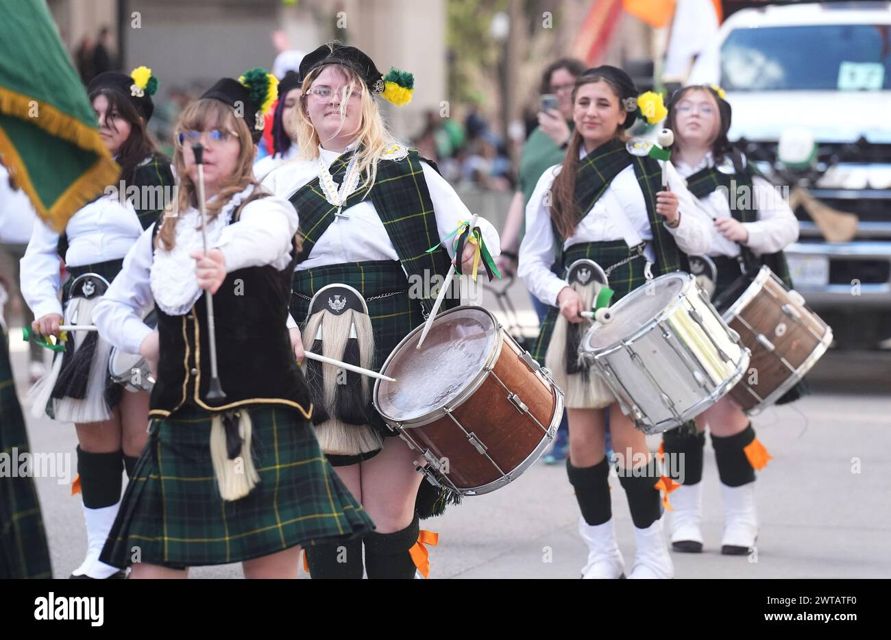 St Louis, Stati Uniti. 16 marzo 2024. Un corpo di tamburi irlandese marcia a St. Louis St Patricks Day Downtown Parade a St Louis sabato 16 marzo 2024. Foto di Bill Greenblatt/UPI credito: UPI/Alamy Live News Foto Stock