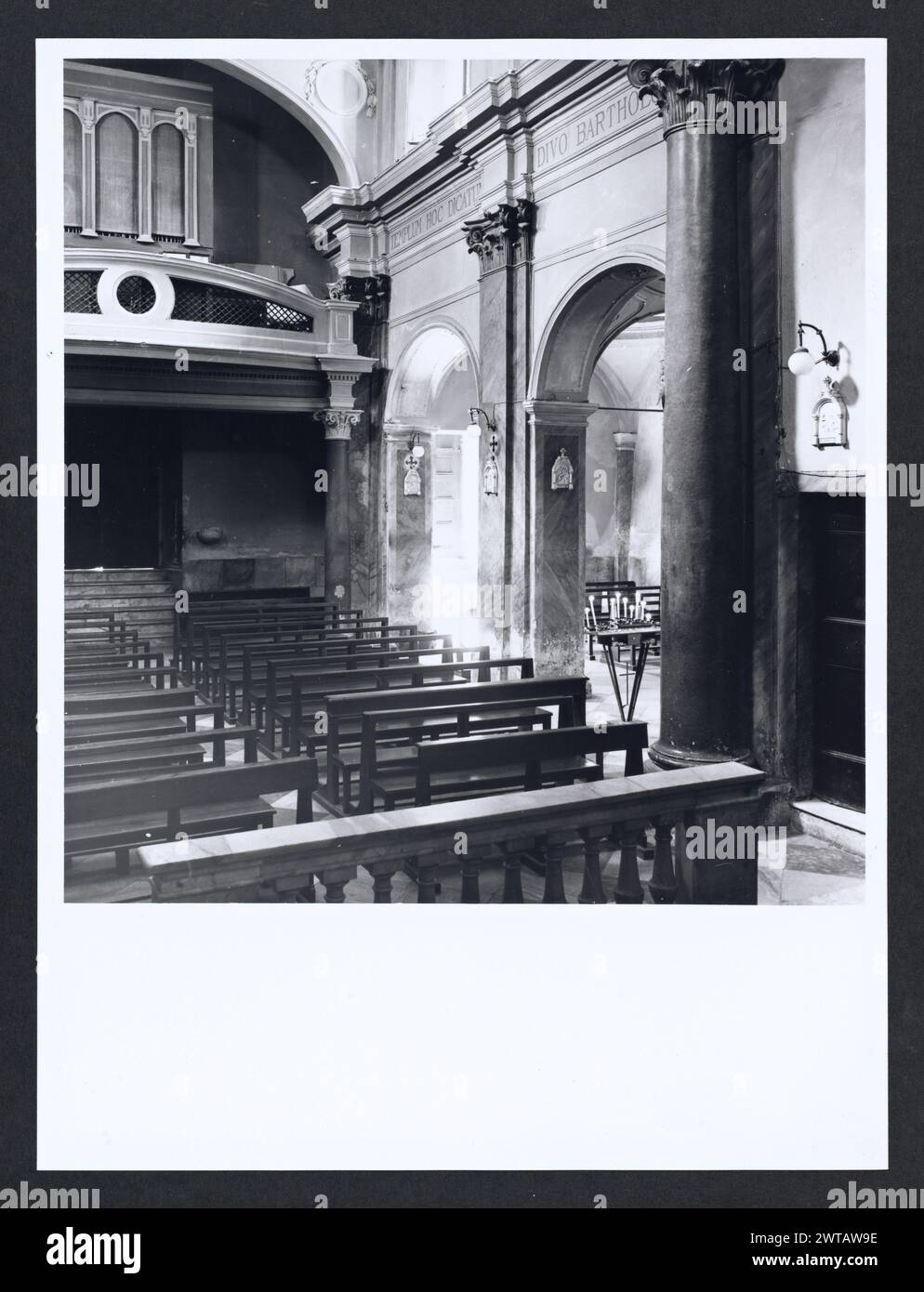 Lazio Frosinone Sora S. Bartolomeo1. Hutzel, Max 1960-1990 Post-medievale: Architettura, scultura, pittura. La facciata della struttura è un'aggiunta moderna in stile neoclassico. Le volte a navata sono decorate da affreschi risalenti al XVII secolo. In un altare laterale è collocato un dipinto della Madonna col bambino di Sebastiano Conca. Un crocifisso ligneo, donato dal cardinale Baronio e risalente al 1564, è collocato in un altare laterale sinistro. Il fotografo e studioso tedesco Max Hutzel (1911-1988) fotografò in Italia dai primi anni '1960 fino alla sua morte. Il risultato di questo progetto, menzionato da Hutz Foto Stock