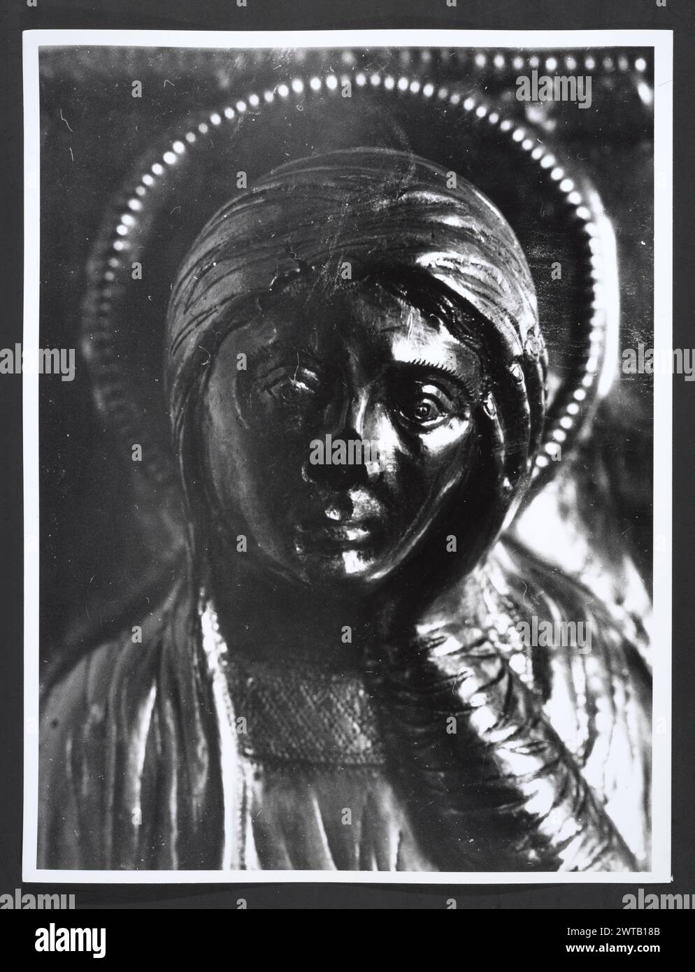 Lazio Frosinone Veroli S. Andrea Apostolo, Cattedrale 3. Hutzel, Max 1960-1990 vedute di oggetti in metallo ospitati nel Tesoro di S. Andrea Apostolo, tra cui busti, reliquiari, croci, polittico, scatole. Antichità: Scultura a rilievo; busti Note generali: Il Museo, che contiene il Tesoro, si trova nell'ultima cappella della navata destra. Tredici vedute di sculture (non metalliche) dal Museo sono stati assegnati numeri alla fine della sequenza del Tesoro, ma non ci sono negativi corrispondenti a queste stampe, né ci sono prove autorevoli che questi oggetti siano ospitati nel Museo della Cattedrale. GE Foto Stock