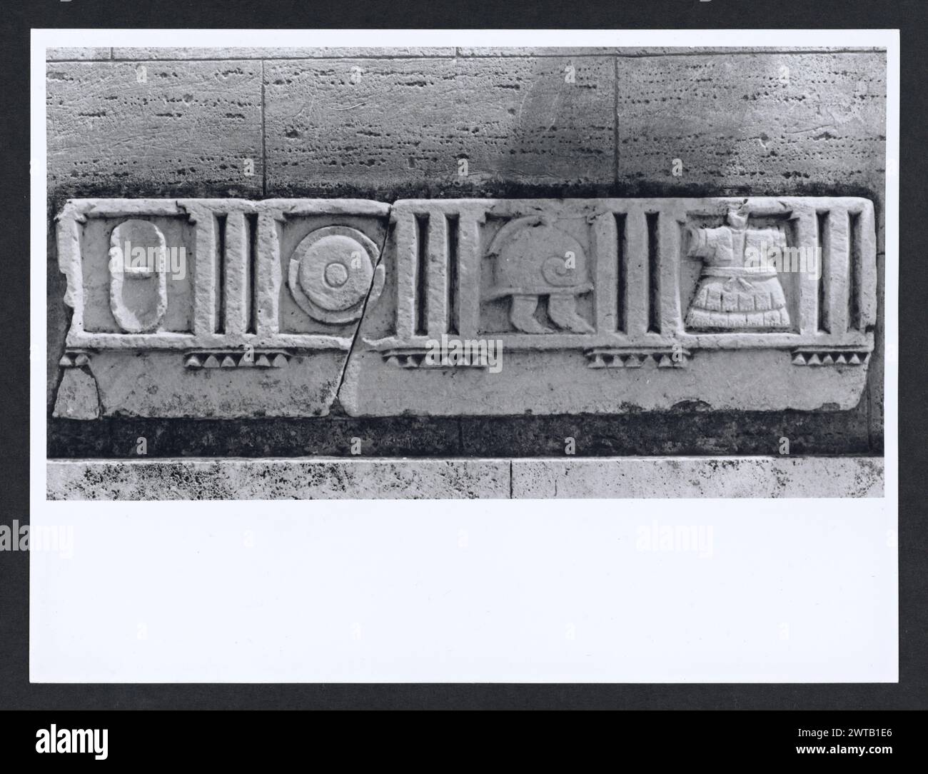 Lazio Frosinone Sora S. Restituta. Hutzel, Max 1960-1990 Medieval: Scultura architettonica. La decorazione che circonda i tre portali principali e alcuni altri frammenti di scultura architettonica rimangono dalla chiesa romanica. Post-medievale: Architettura. La chiesa fu ricostruita in stile romanico dopo un terremoto del 1915. Note sull'oggetto: 1 Stampa senza negativo. Il fotografo e studioso tedesco Max Hutzel (1911-1988) fotografò in Italia dai primi anni '1960 fino alla sua morte. Il risultato di questo progetto, citato da Hutzel come foto Arte minore, è un'accurata documentazione di arte hi Foto Stock