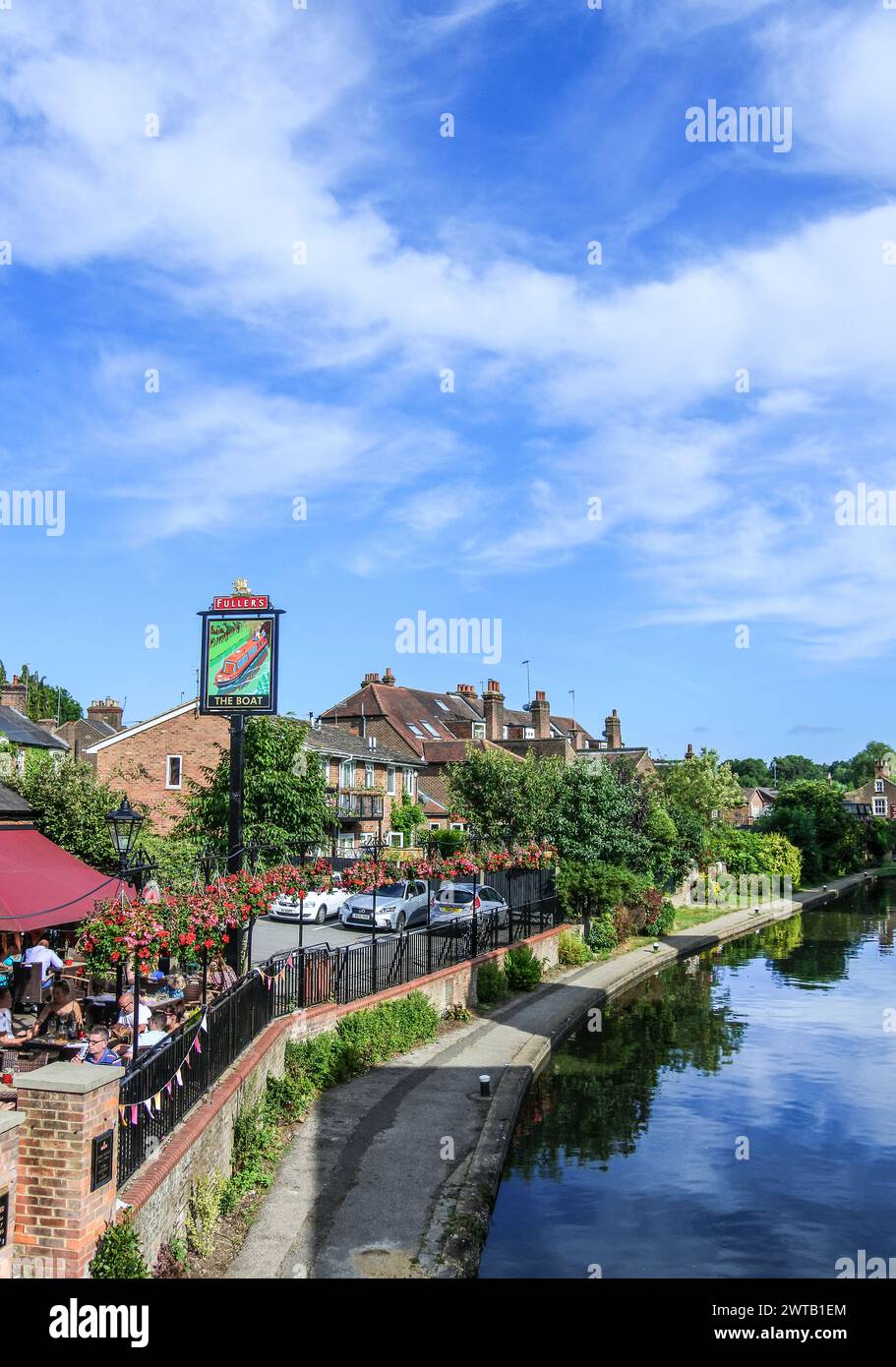 Il pub in barca sul Grand Union Canal, Berkhamsted, Regno Unito Foto Stock