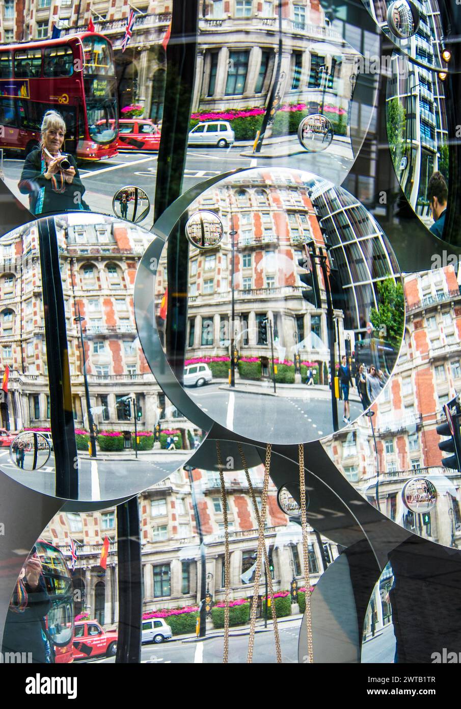 Riflessi degli edifici di Piccadilly Street in vetrina di più specchi concavi - Londra, Regno Unito Foto Stock