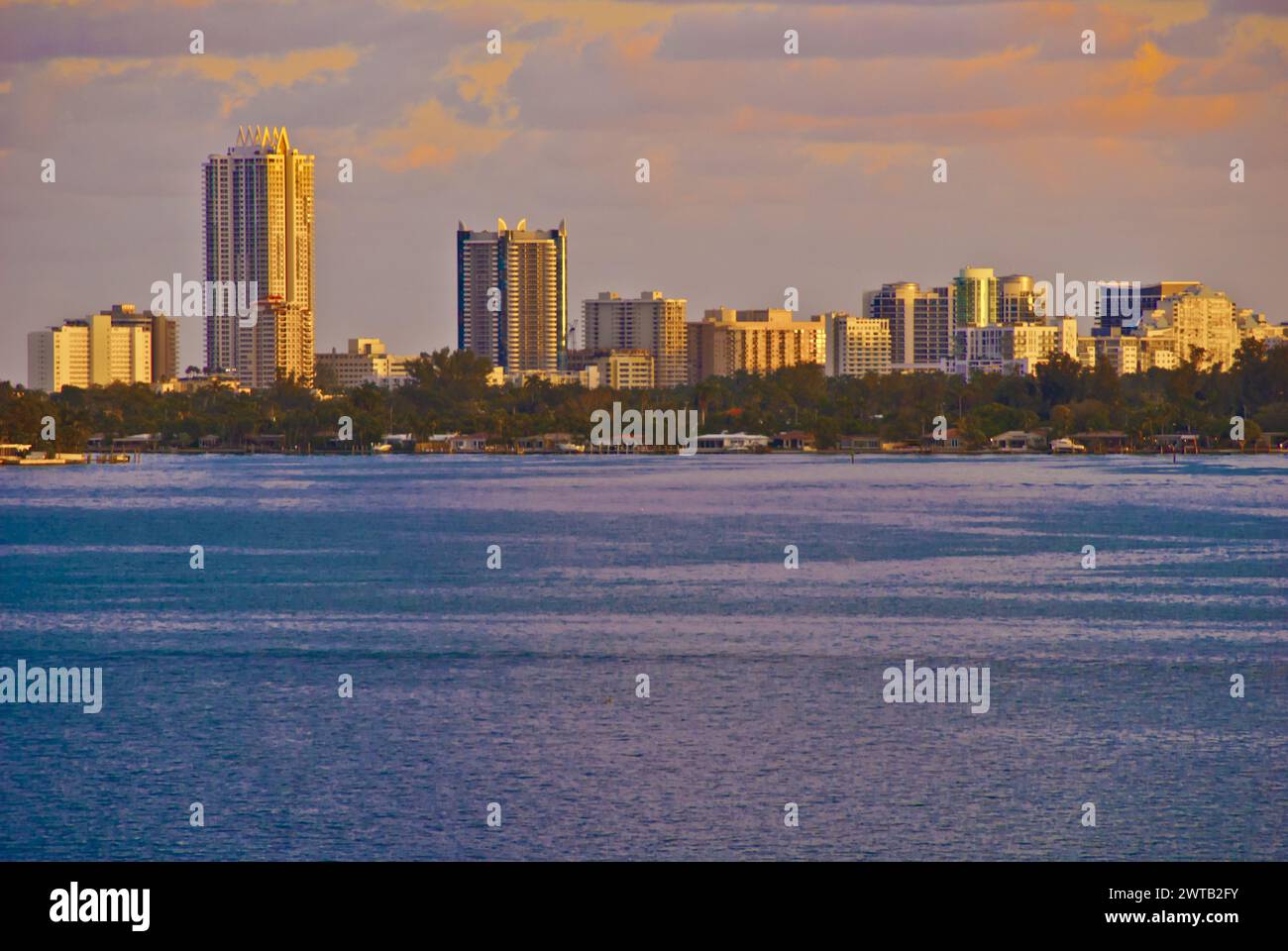 Biscayne Bay e skyline di Miami Beach, Florida Foto Stock