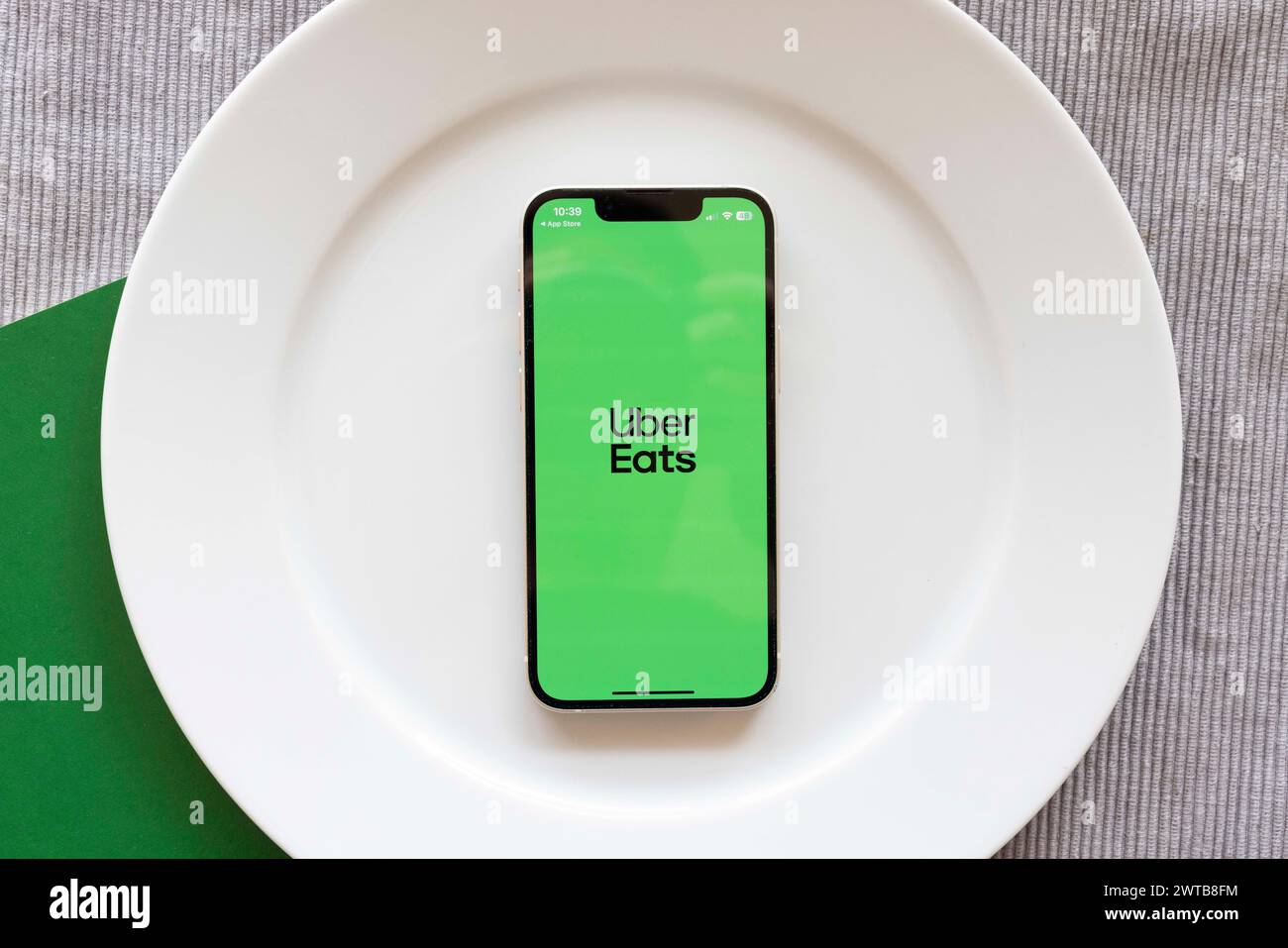 Giappone. 17 marzo 2024. In questa immagine, l'app Uber Eats visualizzata è visualizzata su un telefono cellulare. Uber Eats ha iniziato a utilizzare robot a guida autonoma per consegnare gli ordini di cibo ai clienti a Tokyo nel marzo 2024. Credito: SOPA Images Limited/Alamy Live News Foto Stock